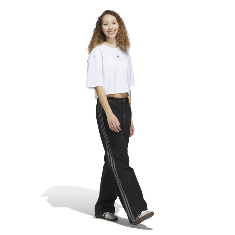 JJ3385_5_APPAREL_On-Model_Walking-View_white.jpg