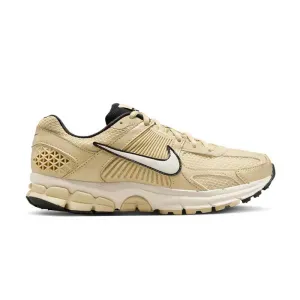 CALZADO NIKE ZOOM VOMERO 5 MUJER ORO FJ2028-700